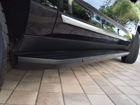 Used 2023 GMC Yukon XL SLT image 30