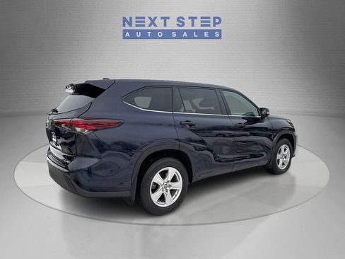 Used 2024 Toyota Highlander LE AWD/4WD image 8