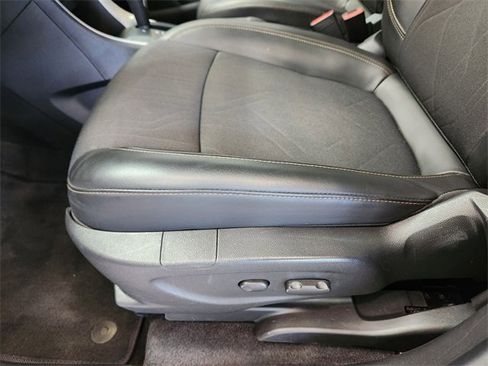 Used 2022 Chevrolet Trax LT w/ LT Convenience Package image 9