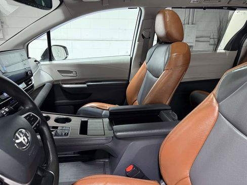 Used 2021 Toyota Sienna LE w/ LE Plus Package image 14