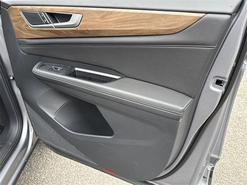 Used 2024 Volkswagen Atlas SE image 29