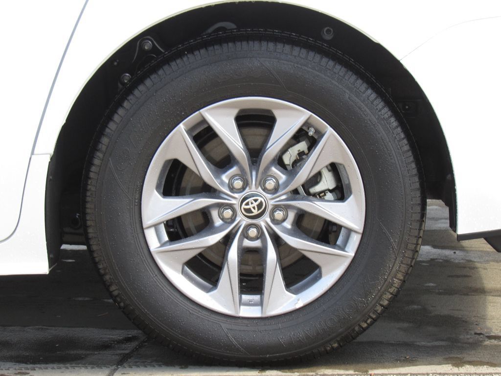 Certified 2024 Toyota Sienna XLE FWD image 39