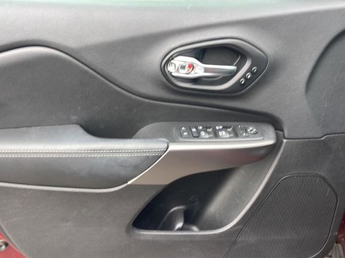 Used 2019 Jeep Cherokee Limited image 11