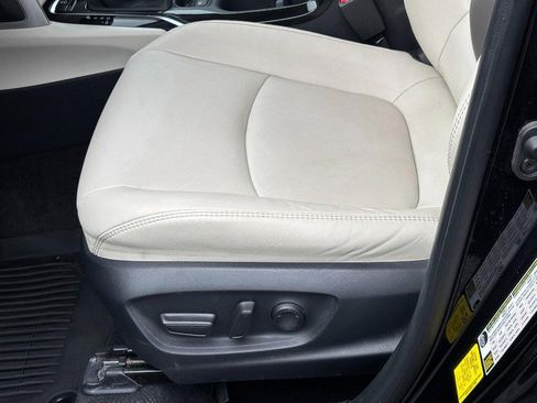 Used 2024 Toyota Corolla Cross XLE image 24