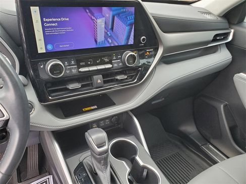 Used 2023 Toyota Highlander XLE image 27