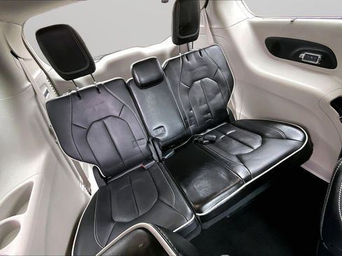 Used 2024 Chrysler Pacifica Limited w/ Uconnect Theater Family Group image 19
