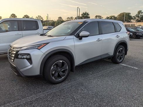 Used 2024 Nissan Rogue SV FWD image 2