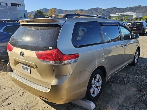 Used 2011 Toyota Sienna LE image 9