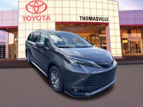 New 2025 Toyota Sienna XLE image 3
