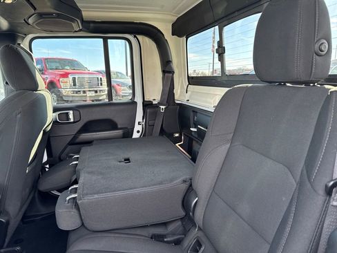 Used 2023 Jeep Gladiator Overland image 26