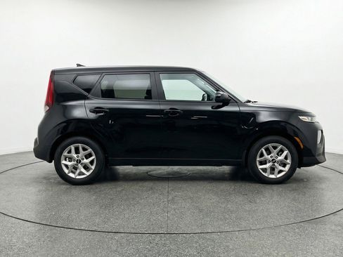 Used 2025 Kia Soul LX w/ LX Technology Package FWD image 11