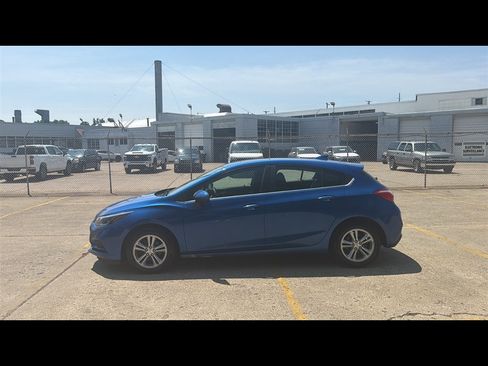Used 2017 Chevrolet Cruze LT w/ LT True North Edition FWD image 3