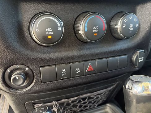 Used 2018 Jeep Wrangler Unlimited Sport S AWD/4WD image 22