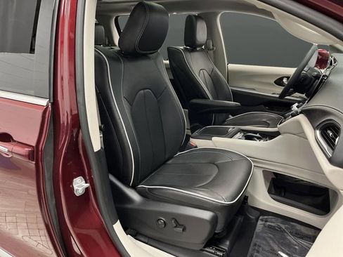 Used 2022 Chrysler Pacifica Limited w/ Uconnect Theater Family Group image 34