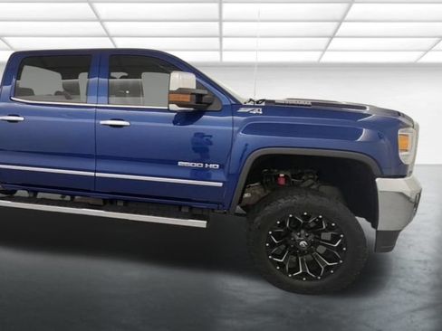 Used 2019 GMC Sierra 2500 SLT w/ Duramax Plus Package AWD/4WD image 9