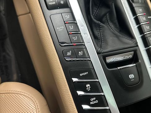 Used 2021 Porsche Macan AWD/4WD image 34