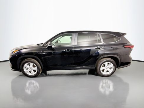 Used 2025 Toyota Highlander LE FWD image 6