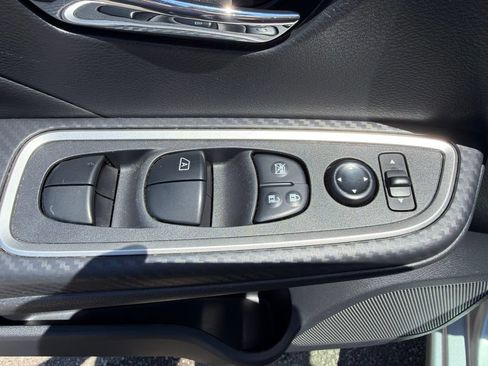 Used 2024 Nissan Versa SR FWD image 11