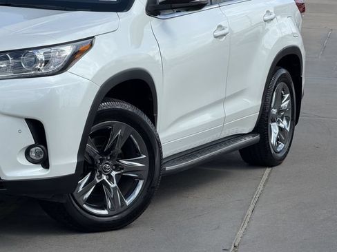Used 2019 Toyota Highlander Limited Platinum FWD image 3