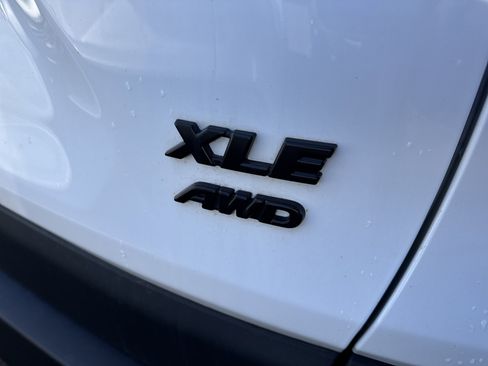 Used 2022 Toyota RAV4 XLE w/ Convenience Package image 7