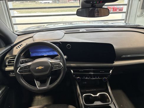 Used 2025 Chevrolet Traverse LT image 11