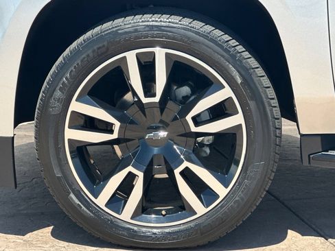 Used 2018 Chevrolet Suburban LT w/ Luxury Package AWD/4WD image 33