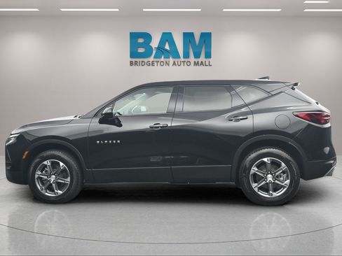 Used 2025 Chevrolet Blazer LT FWD image 3