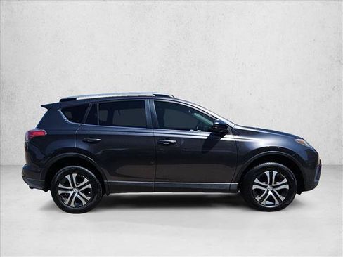 Used 2018 Toyota RAV4 LE FWD image 4