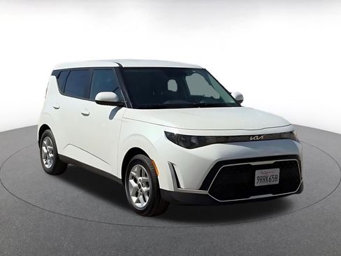 Used 2025 Kia Soul LX w/ LX Technology Package image 3