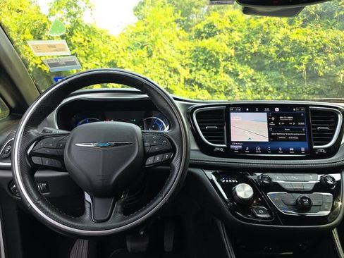 Used 2021 Chrysler Pacifica Limited w/ Uconnect Theater Family Group FWD image 15