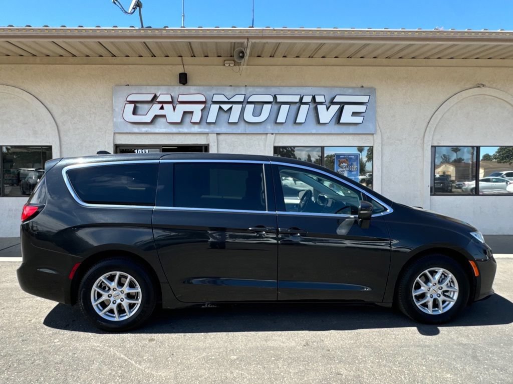 Used 2023 Chrysler Pacifica Touring-L FWD image 3