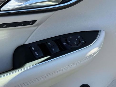 Certified 2022 Buick Envision Avenir w/ Technology Package II AWD/4WD image 9