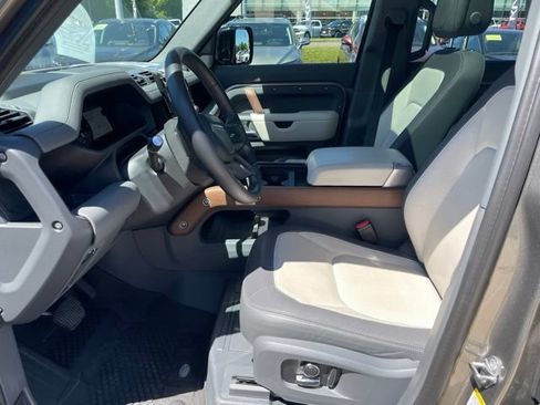 Used 2024 Land Rover Defender 130 X-Dynamic SE AWD/4WD image 17