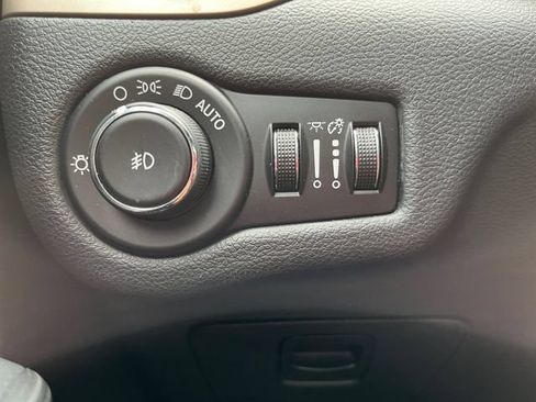 Used 2016 Jeep Cherokee Latitude FWD image 10