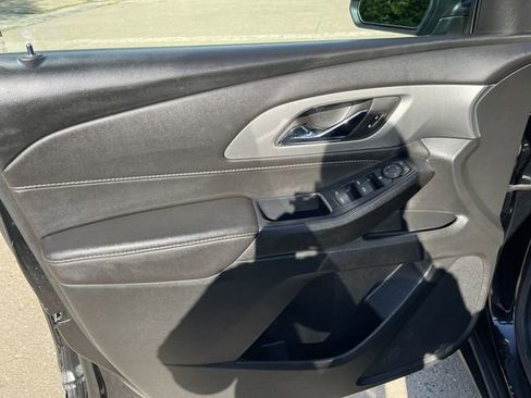 Used 2022 Chevrolet Traverse LT FWD image 10