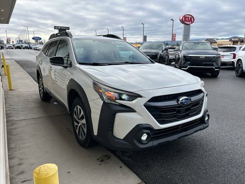 Used 2025 Subaru Outback Premium image 3