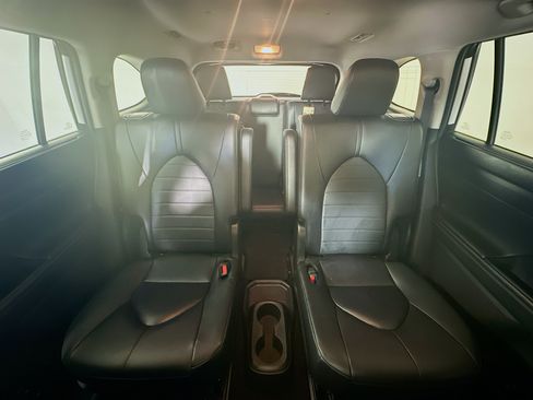 Used 2024 Toyota Highlander XLE FWD image 30