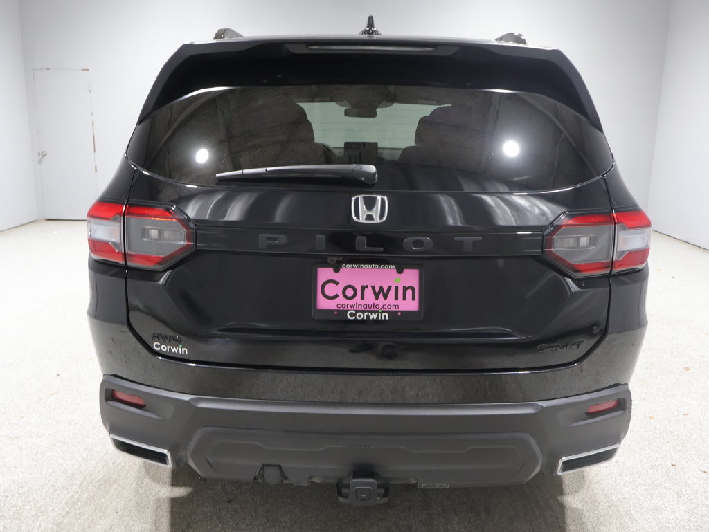Used 2025 Honda Pilot Sport image 4