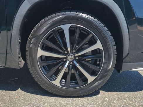 Used 2021 Toyota Highlander XSE FWD image 11