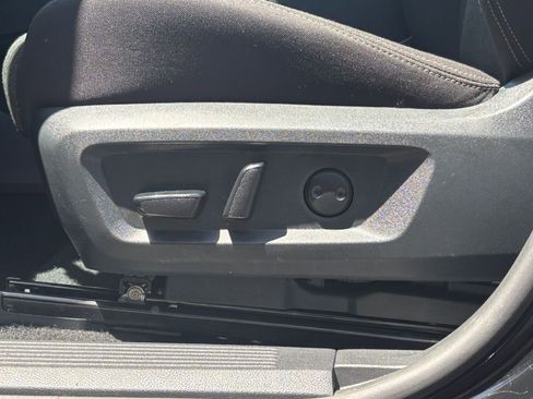 Used 2025 Nissan Rogue SV AWD/4WD image 21