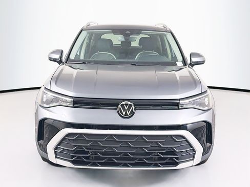 Used 2025 Volkswagen Taos SE FWD image 2