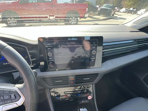 Used 2025 Volkswagen Jetta SE image 31