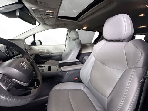 Used 2023 Toyota Sienna Limited FWD image 3