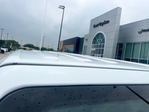 Used 2024 Jeep Gladiator Rubicon AWD/4WD image 9