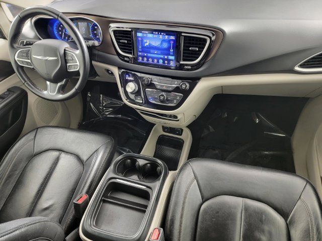 Used 2017 Chrysler Pacifica Touring-L FWD image 32