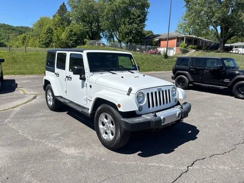 Used 2015 Jeep Wrangler Unlimited Sahara w/ Connectivity Group AWD/4WD image 2