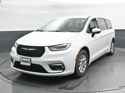 Used 2023 Chrysler Pacifica Touring-L FWD image 6