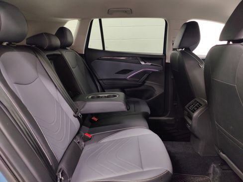 Used 2025 Volkswagen Tiguan SE image 15