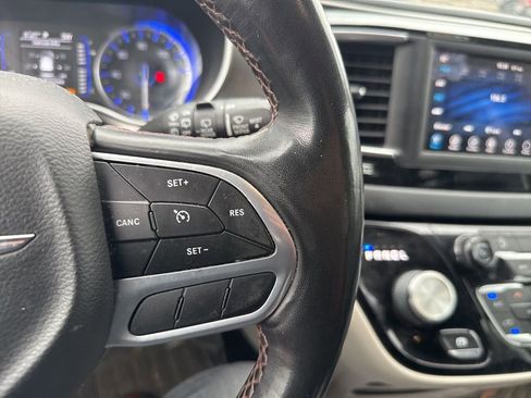 Used 2020 Chrysler Pacifica Touring-L image 22