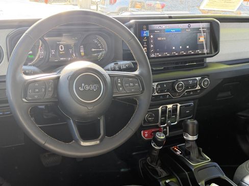 Certified 2024 Jeep Wrangler Unlimited AWD/4WD image 35